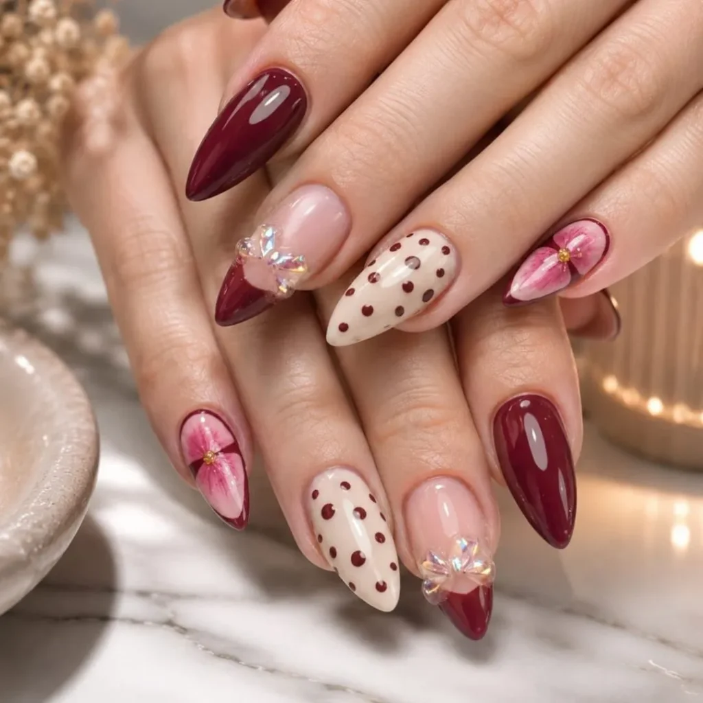 Bordo krem ve çiçek detaylı uzun nail art tasarımı