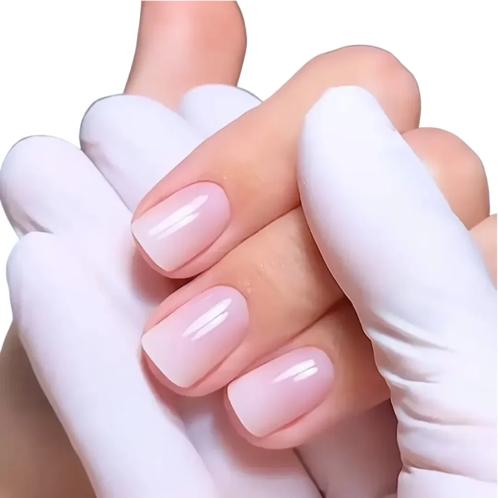 Doğal görünümlü açık pembe manikür uygulaması