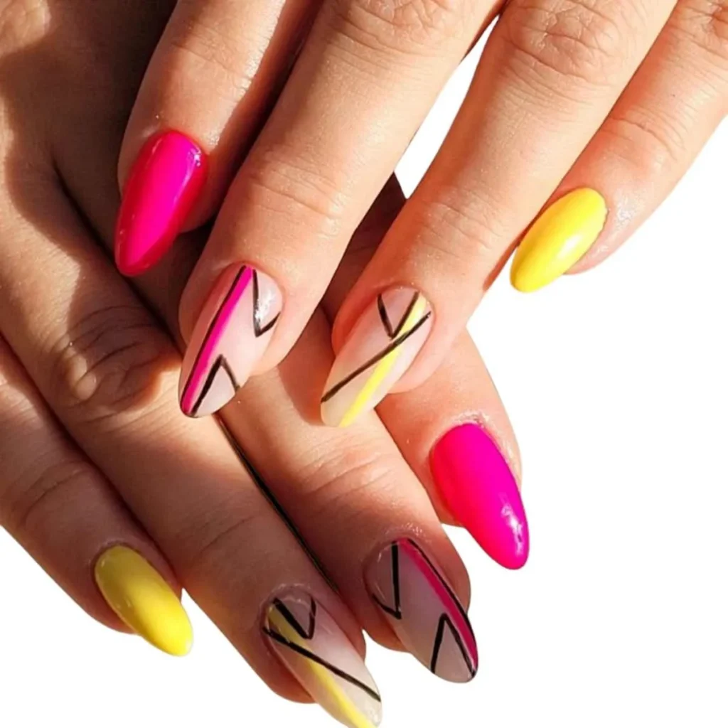 Pembe sarı ve siyah geometrik desenli nail art uygulaması Caddebostan