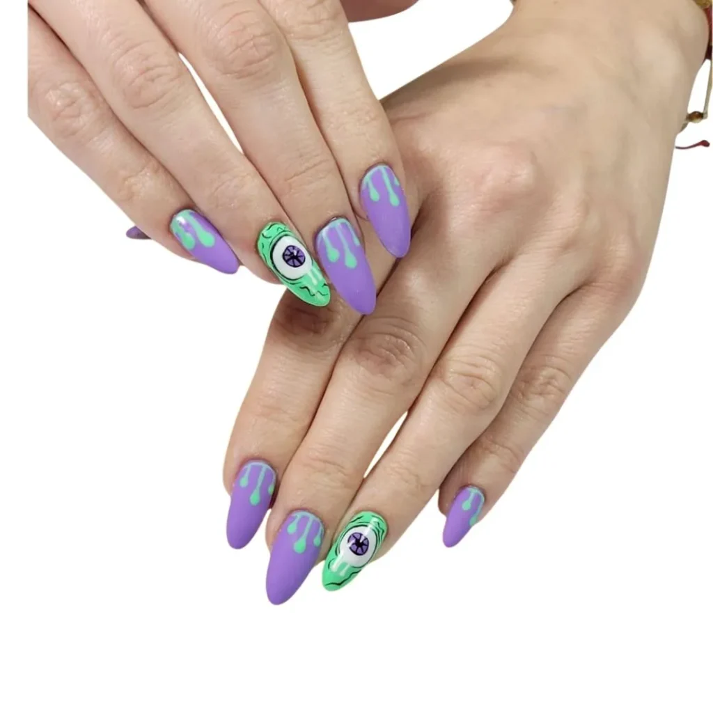 Mor ve yeşil renkli desenli nail art uygulaması Caddebostan