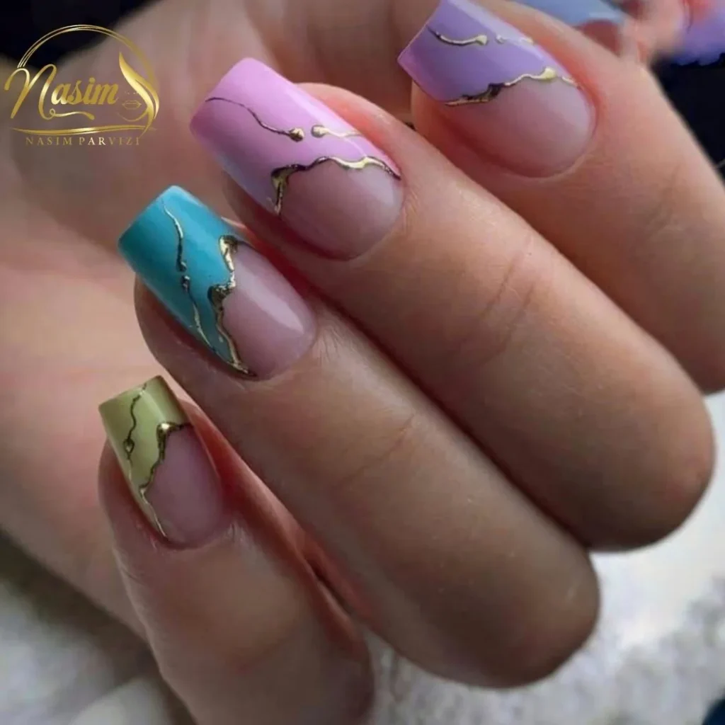 Pastel renkler ve altın çizgilerle hazırlanmış kare nail art tasarımı