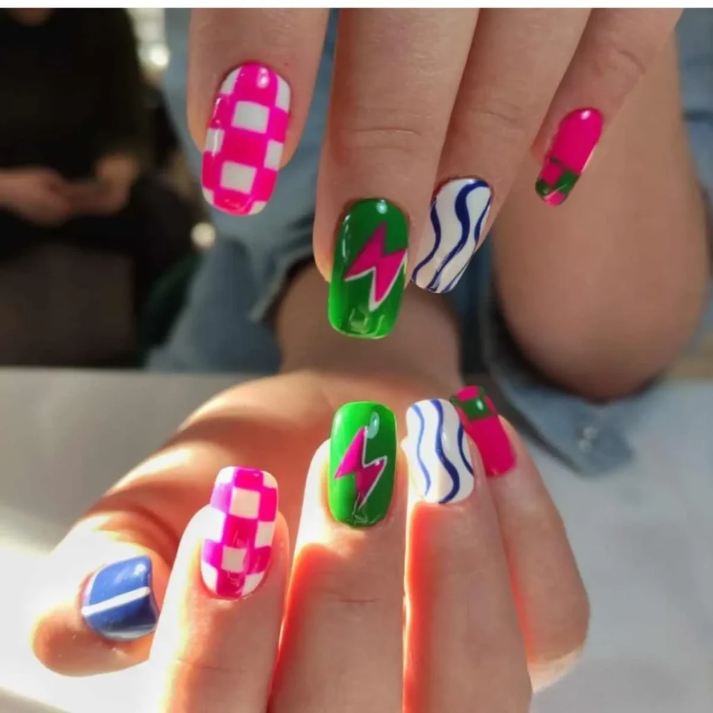 Pembe yeşil mavi ve beyaz grafik desenli nail art tasarımı