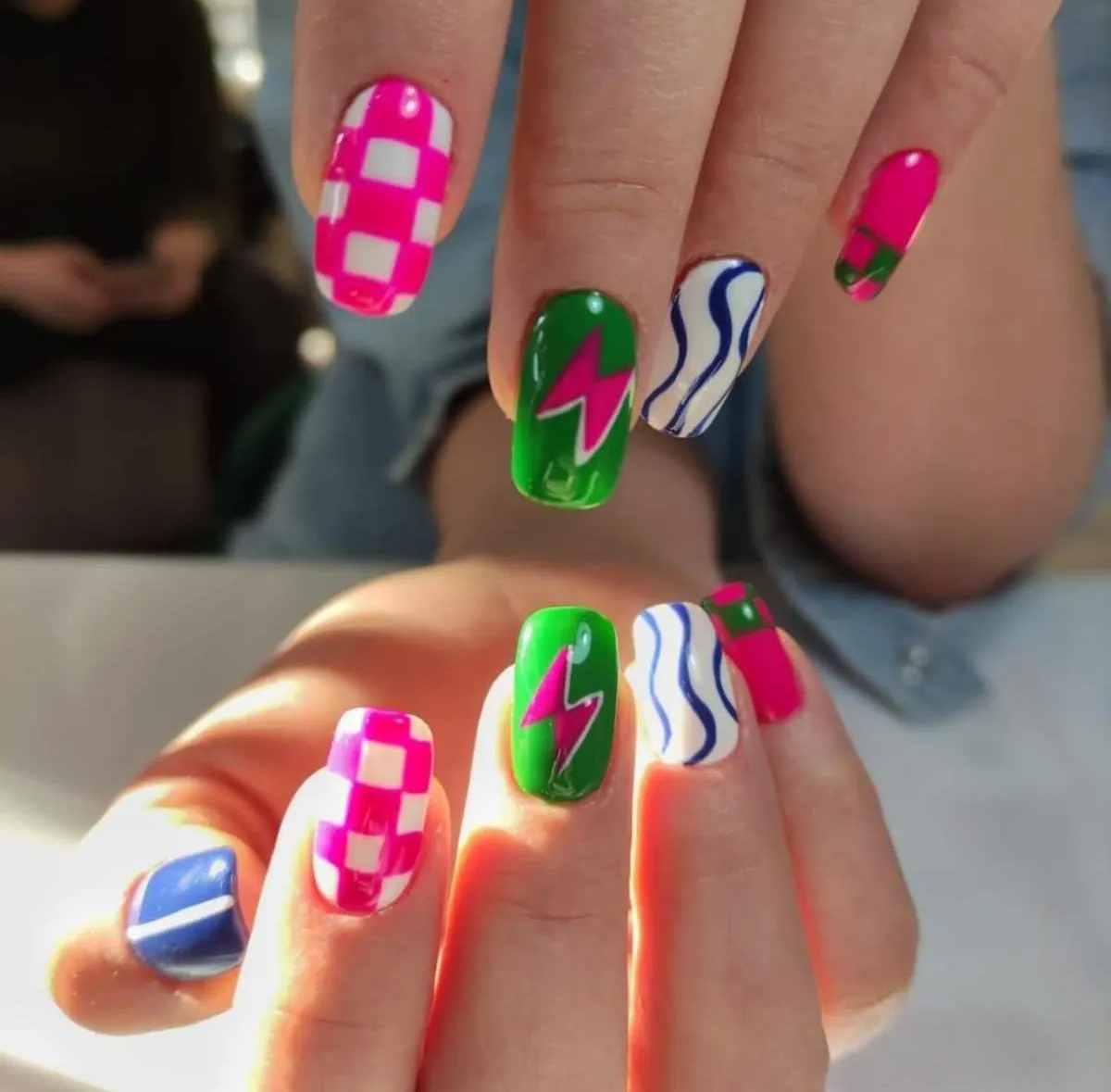 Tırnakland'da Bağdat Caddesi'ne yakın kişiye özel nail art tasarımları ve modern tırnak süslemeleri.