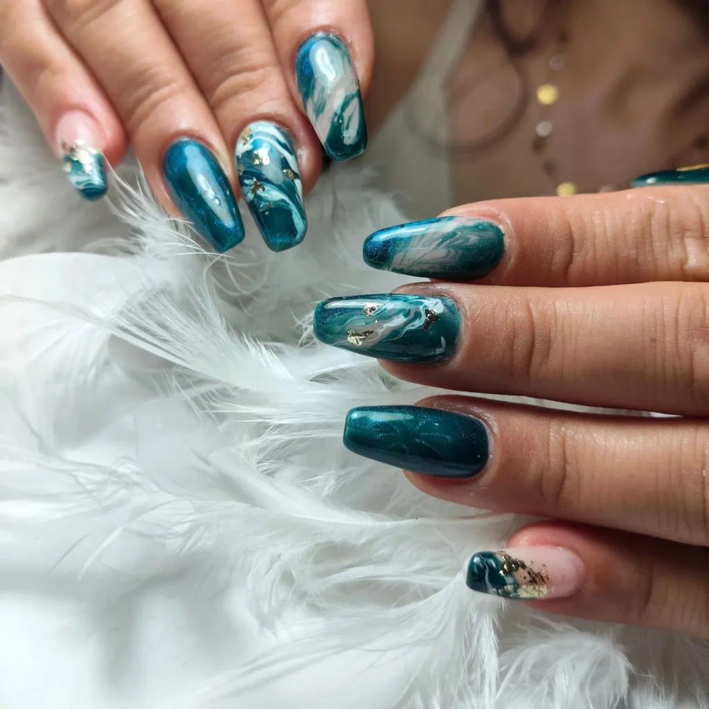 Turkuaz mermer desenli ve altın detaylı nail art uygulaması Caddebostan