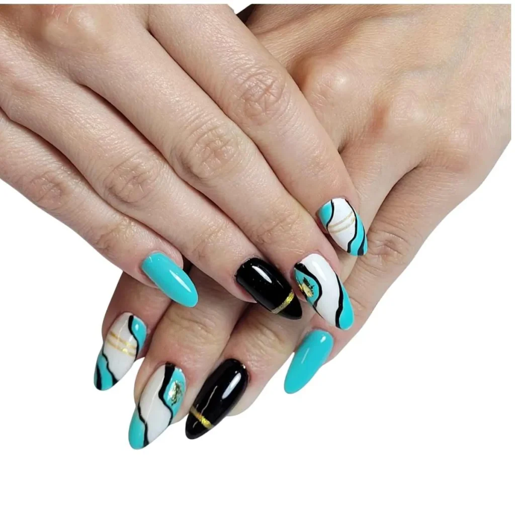 Turkuaz siyah beyaz ve altın detaylı nail art uygulaması