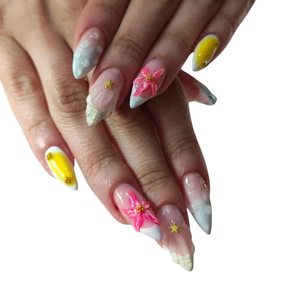 Pembe çiçek sarı ve deniz temalı nail art tasarımı